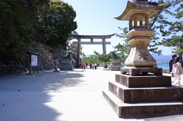 厳島神社への道