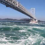 徳島の鳴門大橋と渦潮