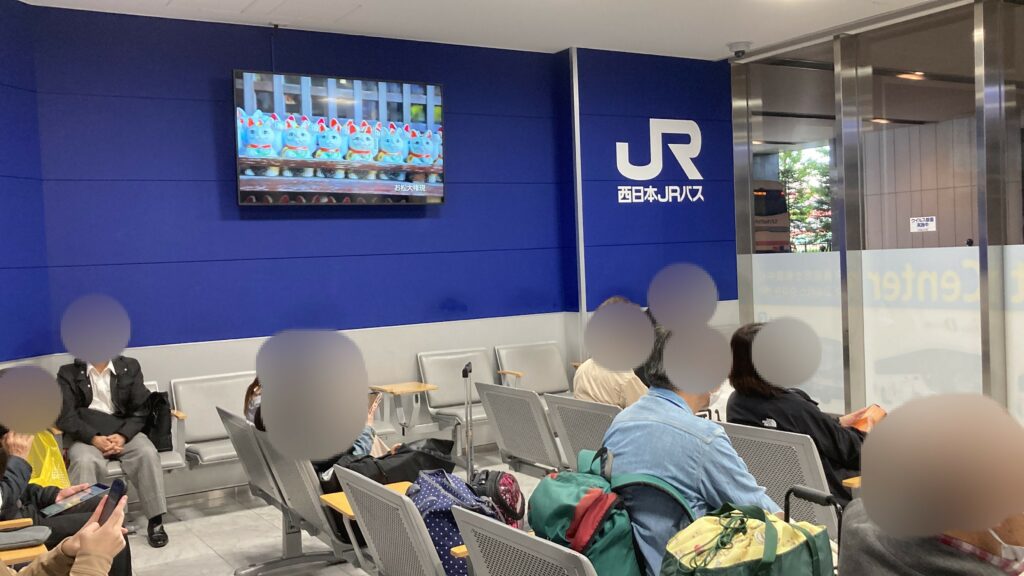 JR大阪駅バス待合室内観