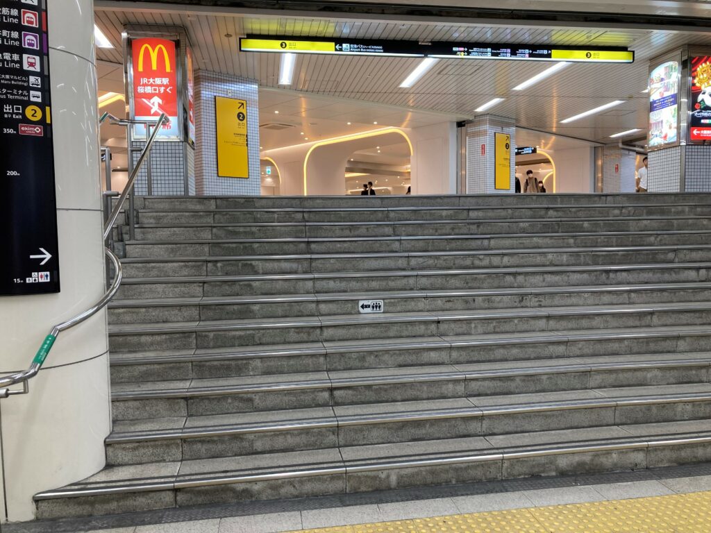 西梅田駅の前の階段