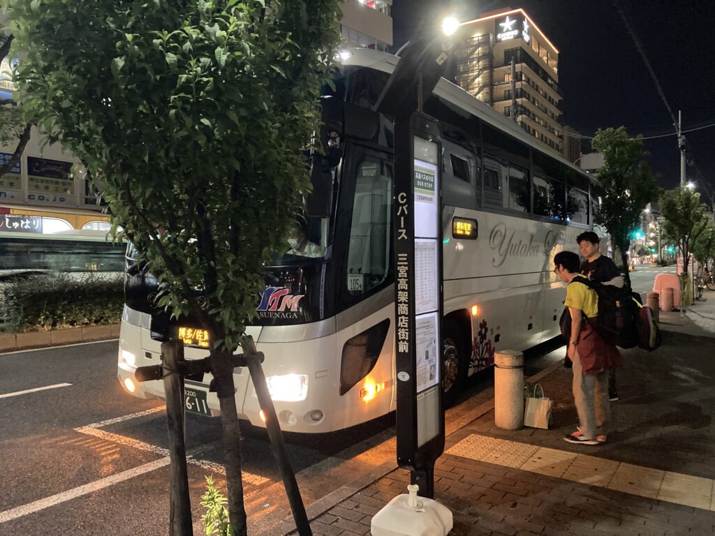 三宮高架商店街前
