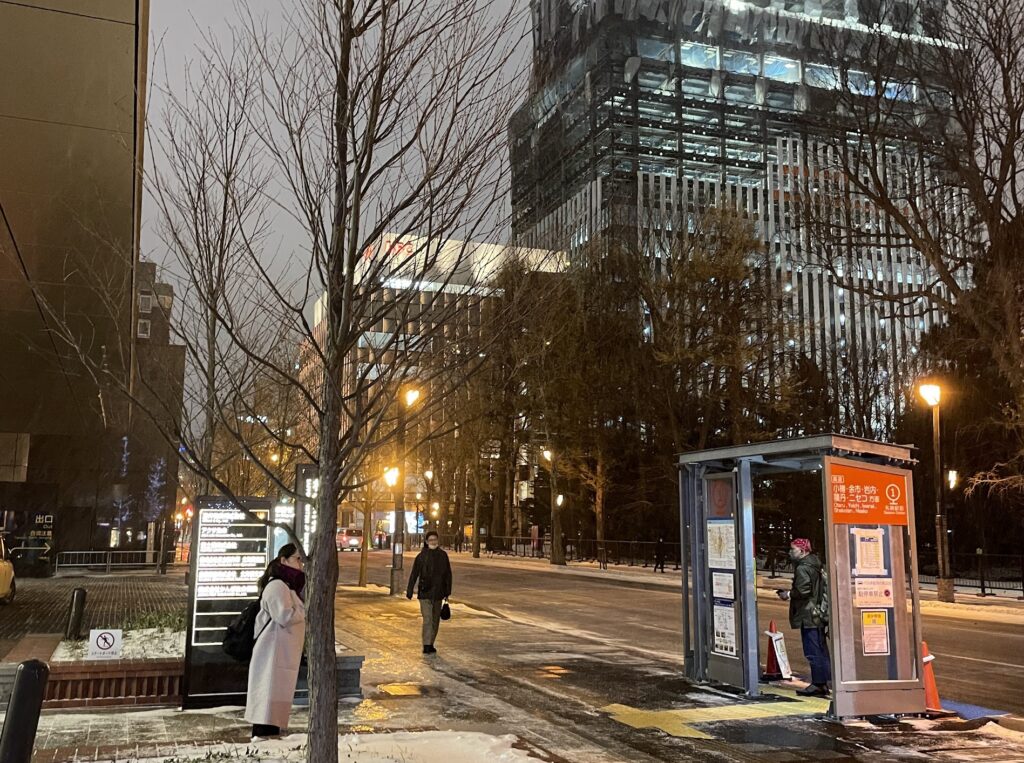 札幌バス待ち　夜