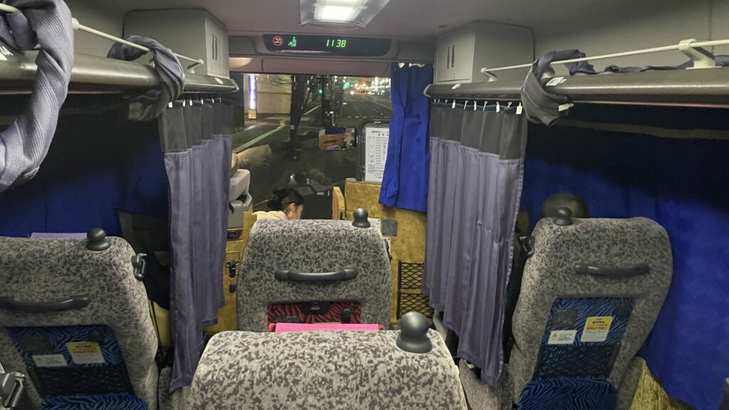 ニュースター号　夜間車内
