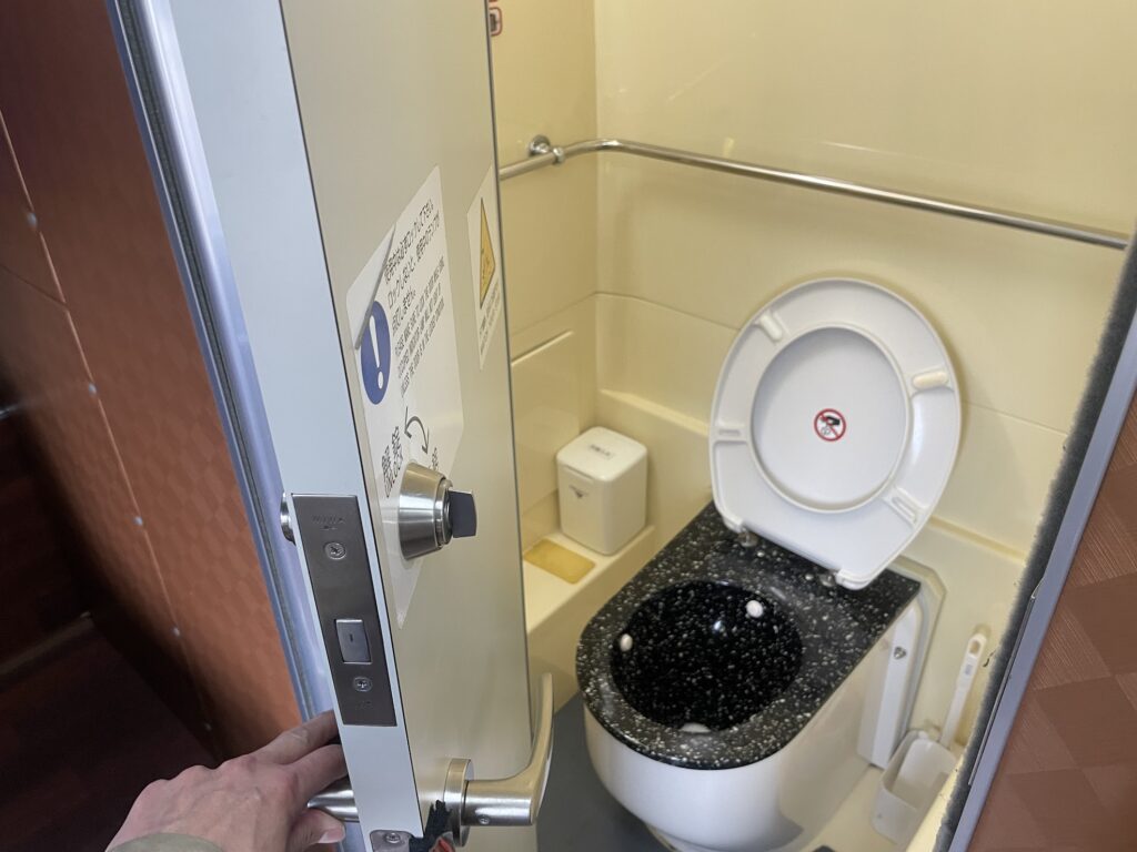ニュースター号　トイレ内部