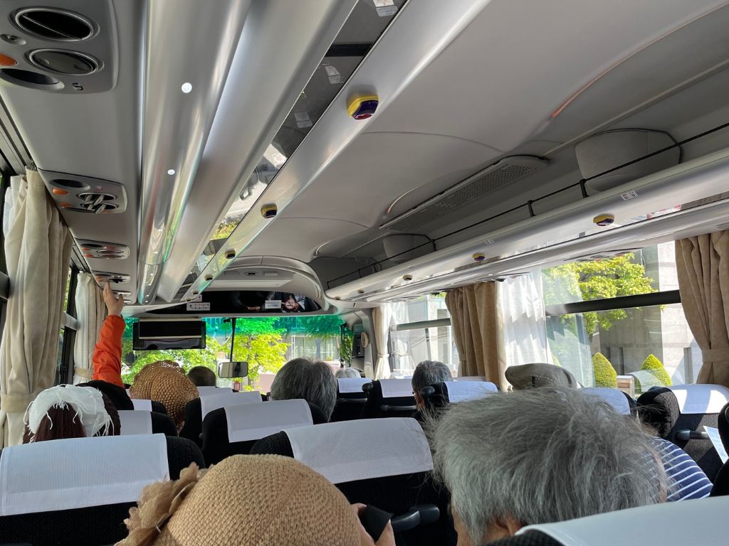 観光バス車内1