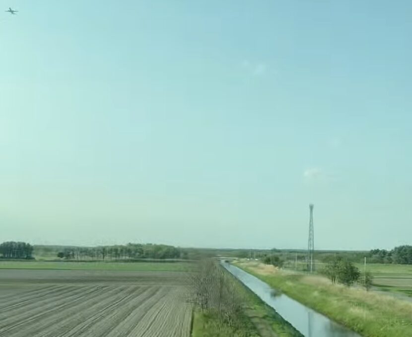 バス車窓から飛行機