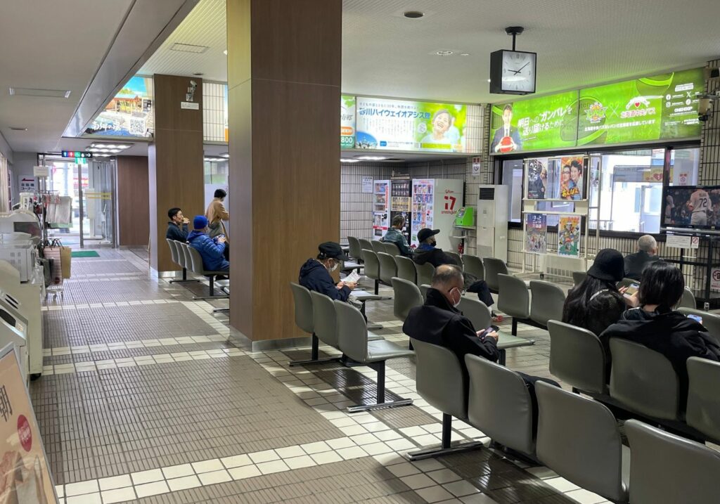 中央バスターミナル待合