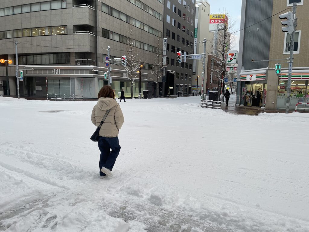 札幌市内の歩道の雪道