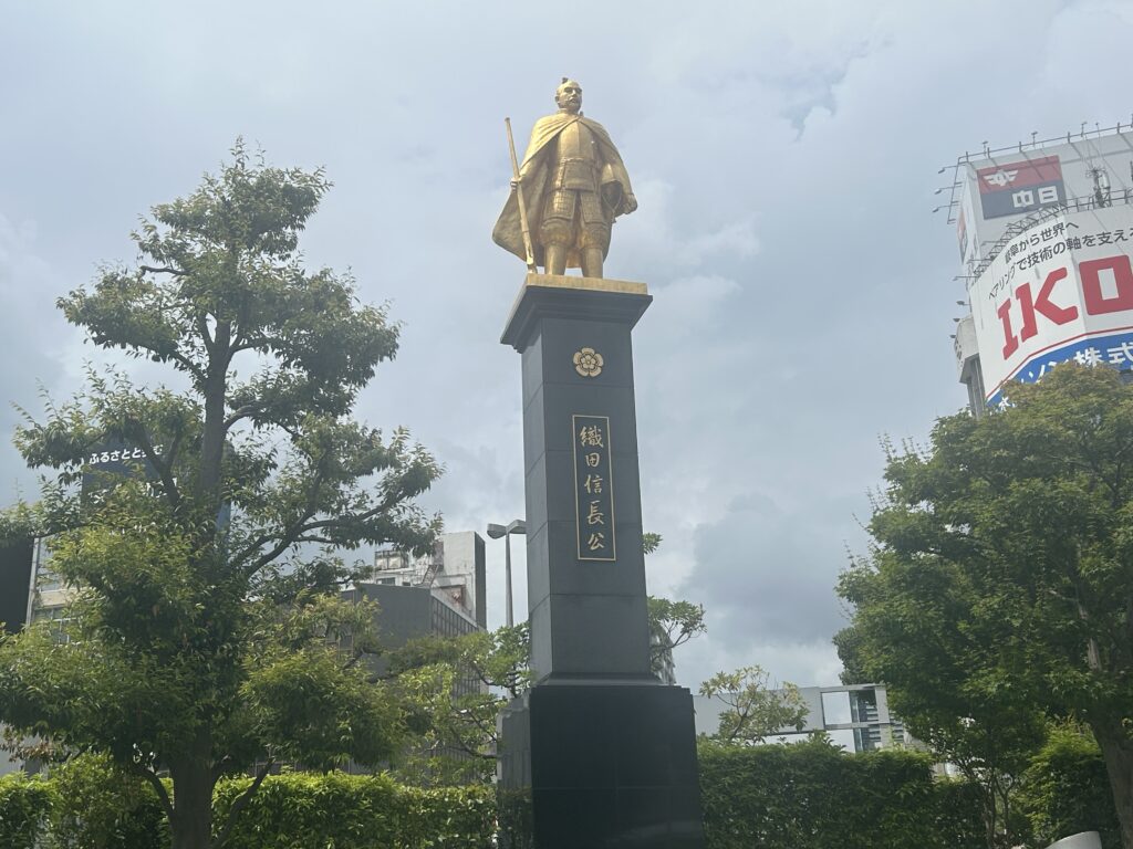 黄金の織田信長公像