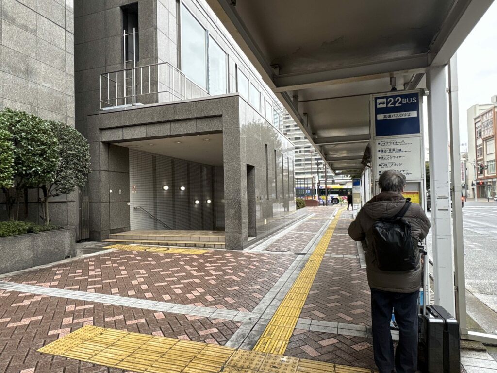 横浜駅西口第２バスターミナル付近のコインロッカー