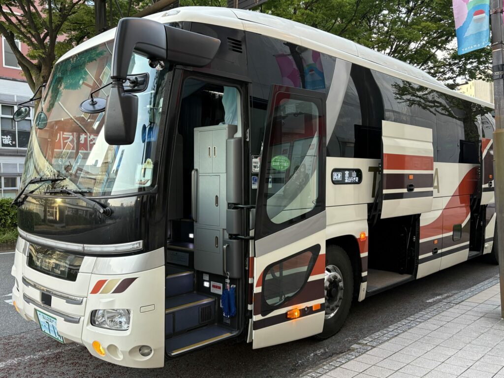 関西(大阪・京都)と富山を結ぶ「富山地方鉄道/阪急観光バス」