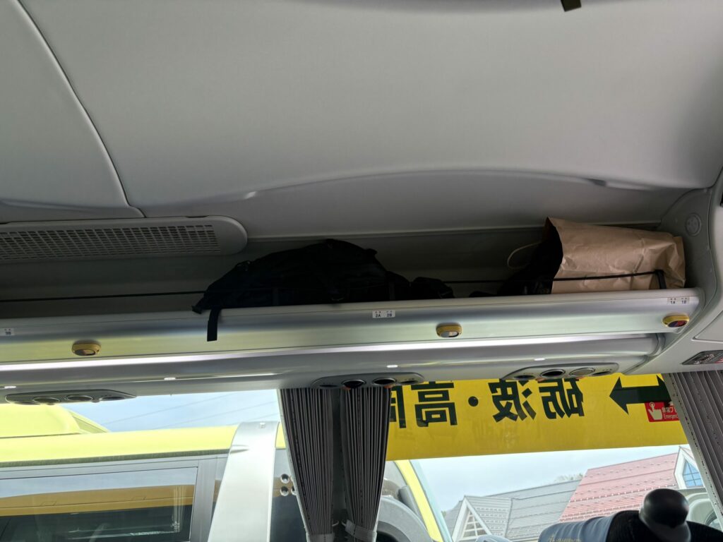 きときとライナーの手荷物棚