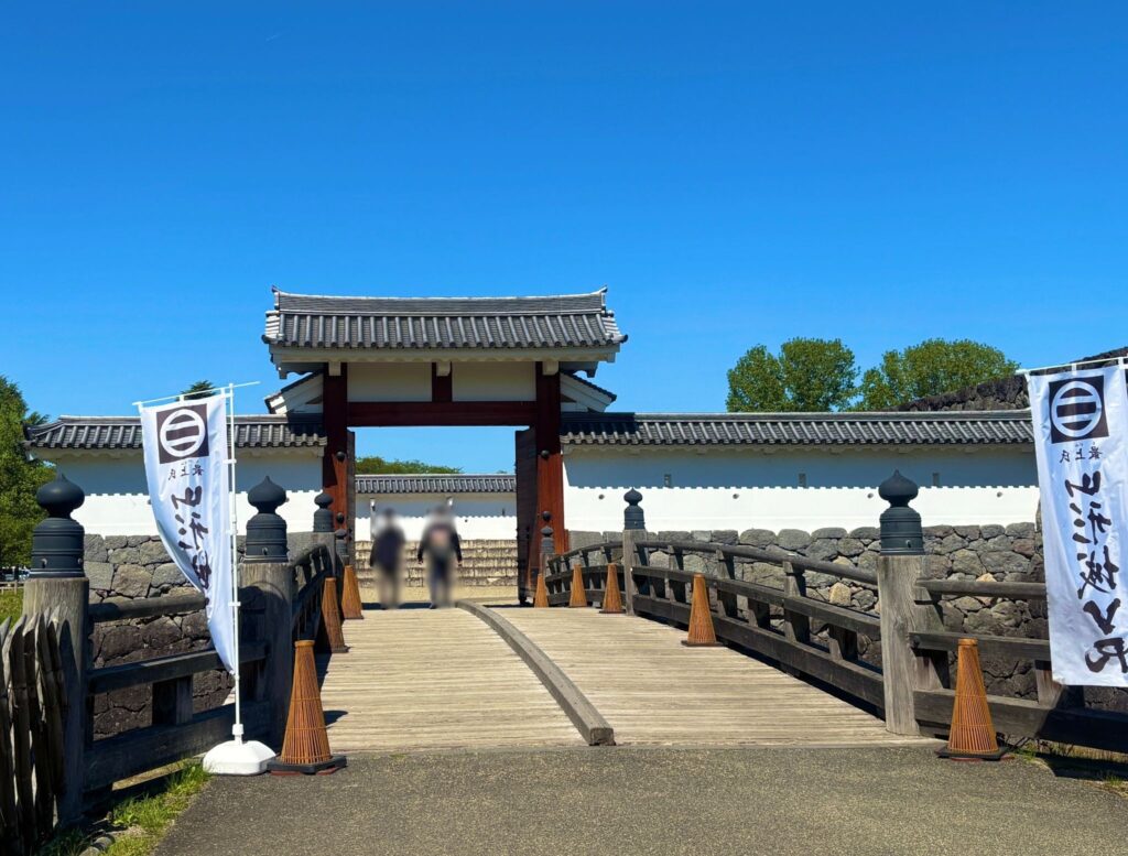 晴天の霞城公園と本丸一文字門の様子