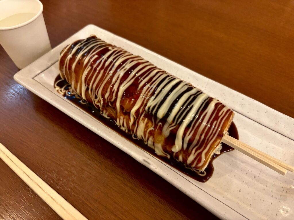 ソースとマヨネーズがたっぷりかかっていて、美味しそうなどんどん焼き