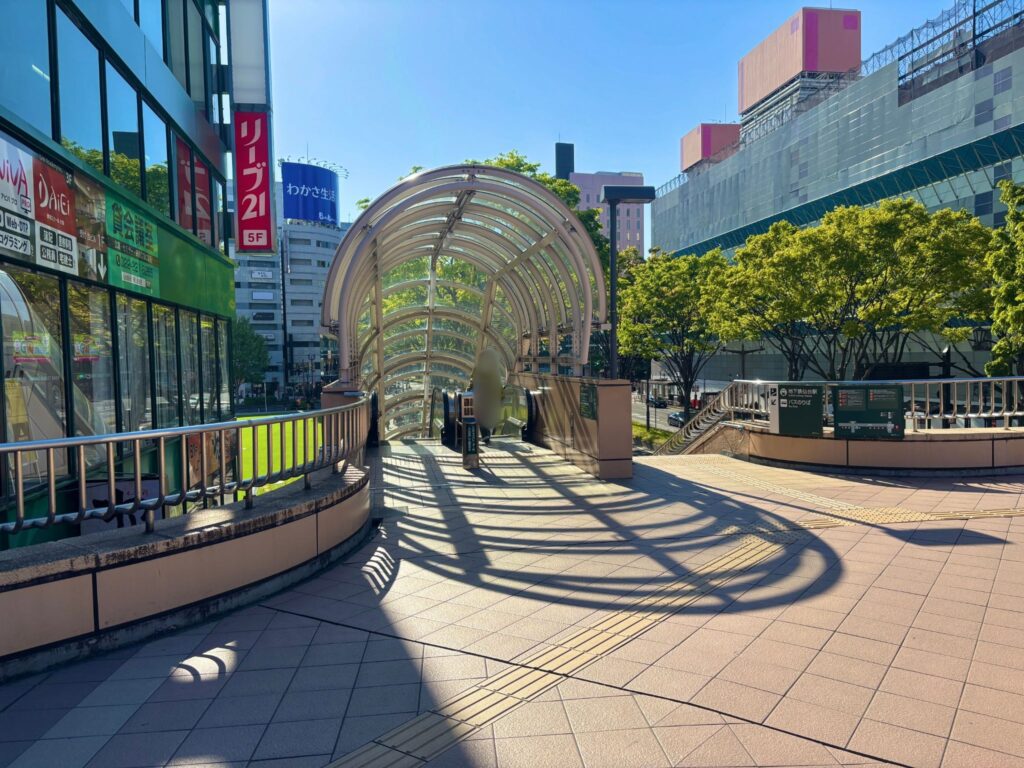 仙台駅西口22番バスのりばの近くのドーム型エスカレーター