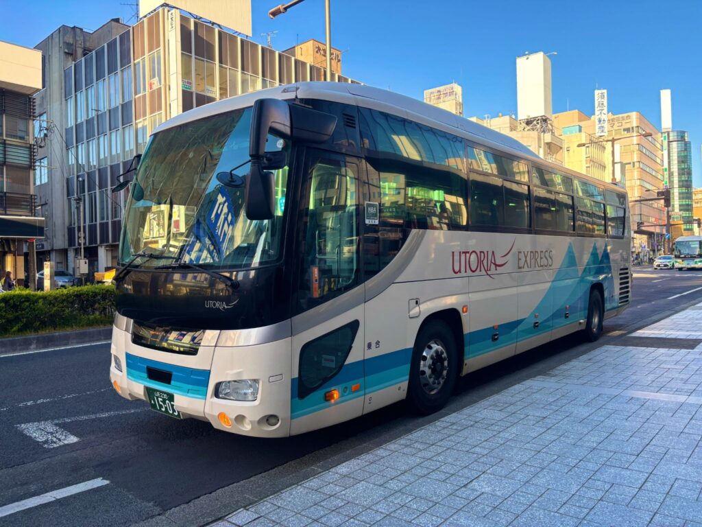 仙台から山形へ向かう高速バスの車体