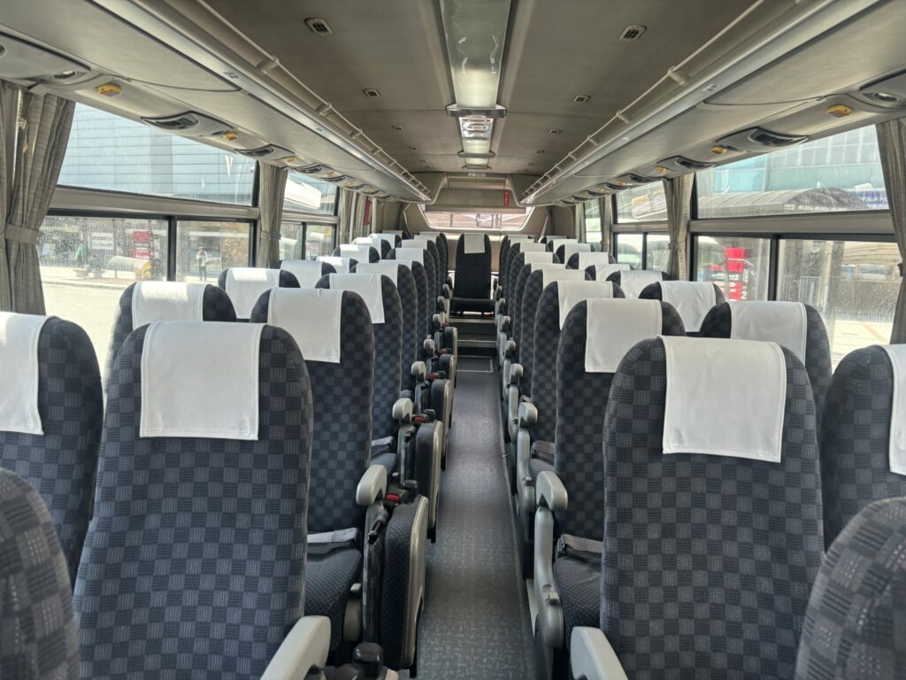 山形ー仙台空港線のバスの車内の様子。４列シート