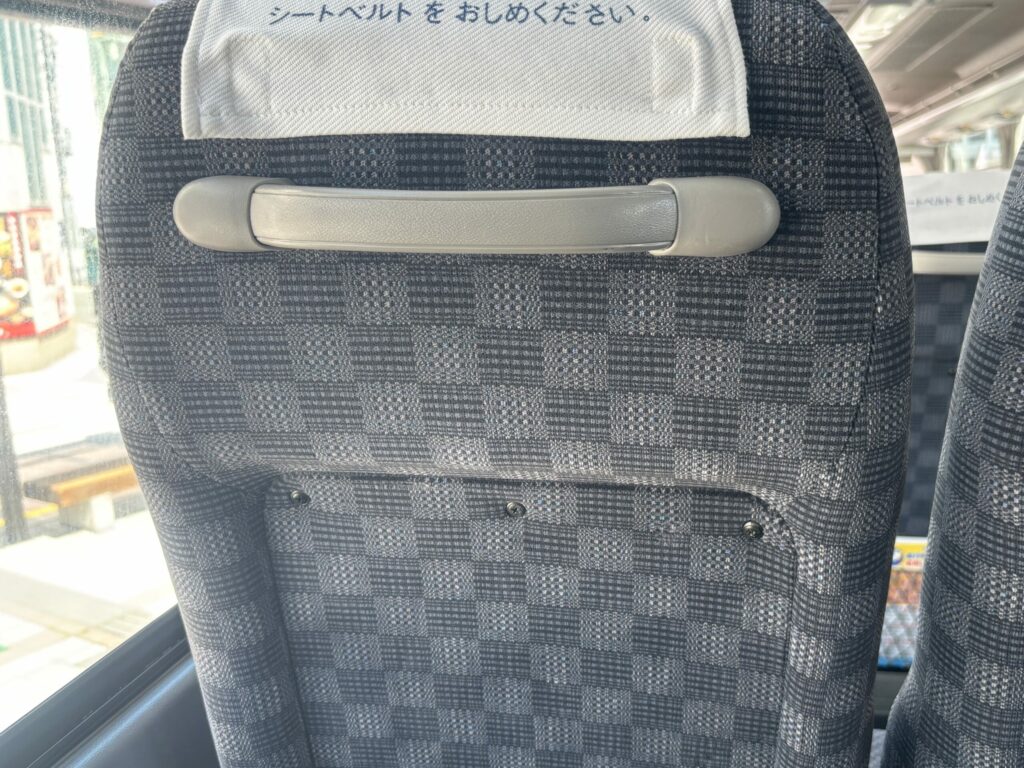 テーブルや荷物掛けフックがない様子