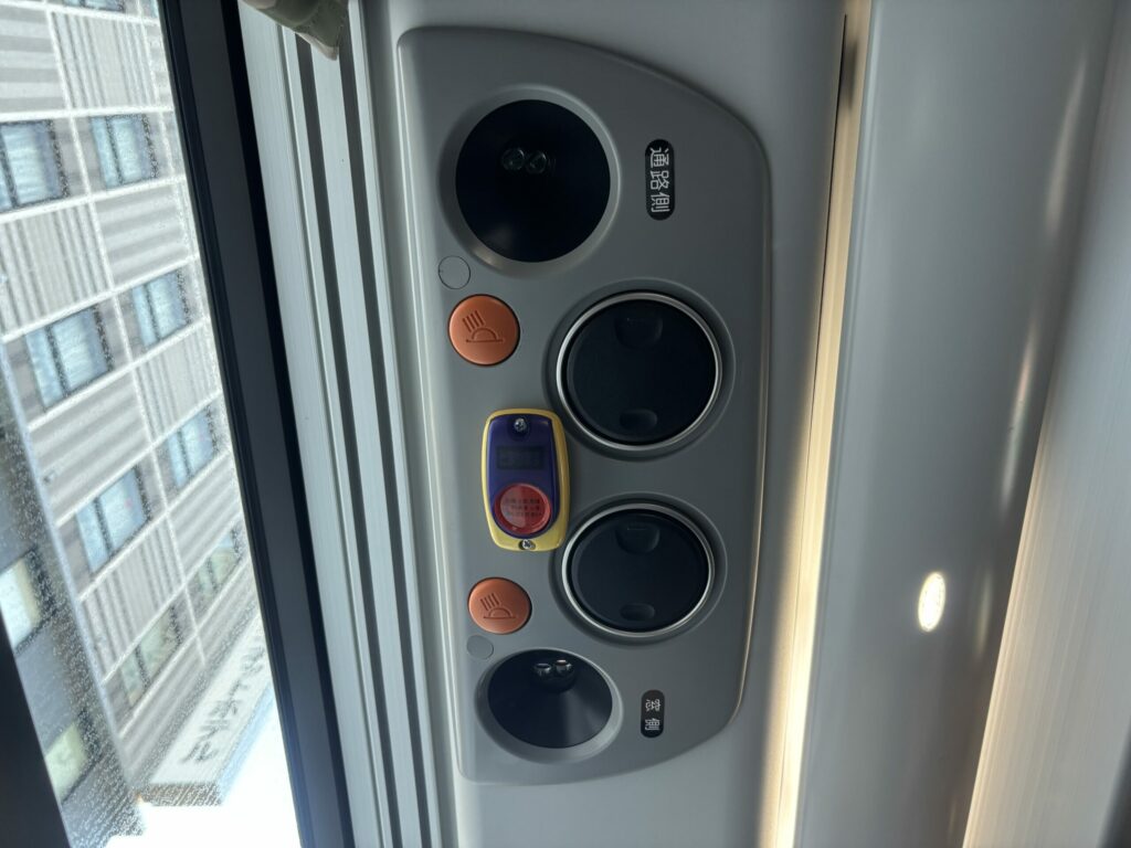 天井についている、降車ボタンとライトと風向き調整