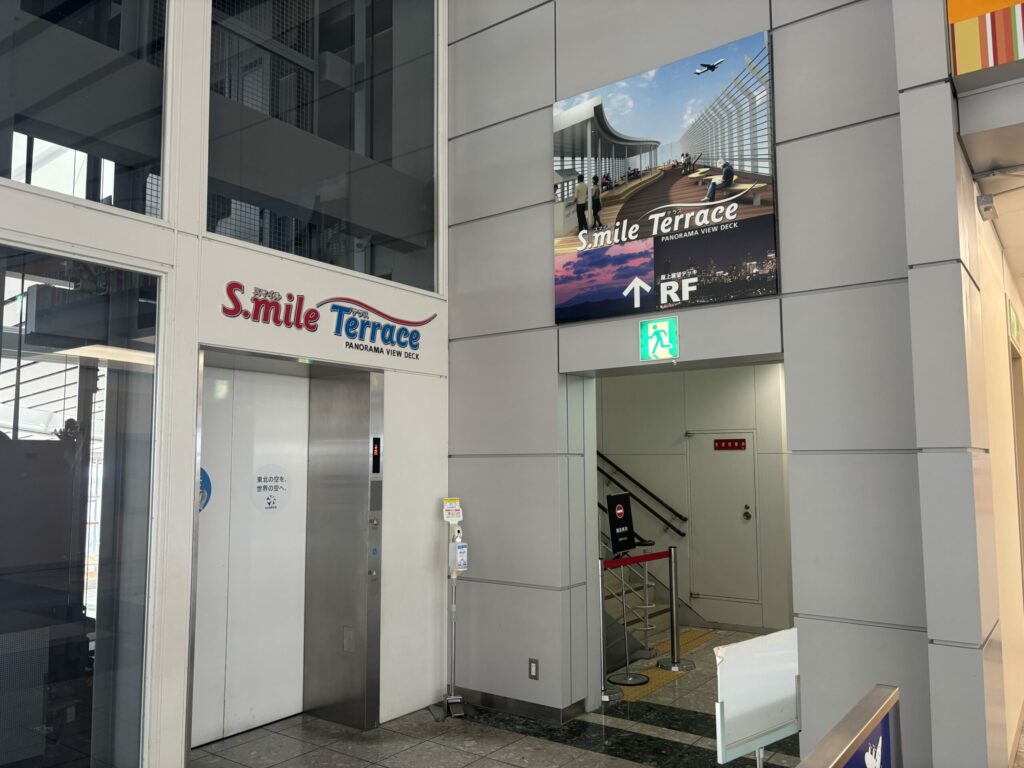 展望デッキに向かうエレベーター