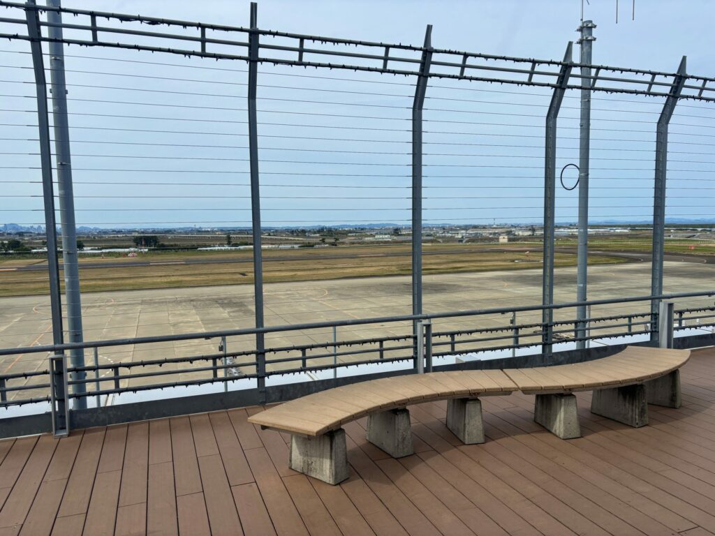 飛行場を間近で眺められるベンチ。