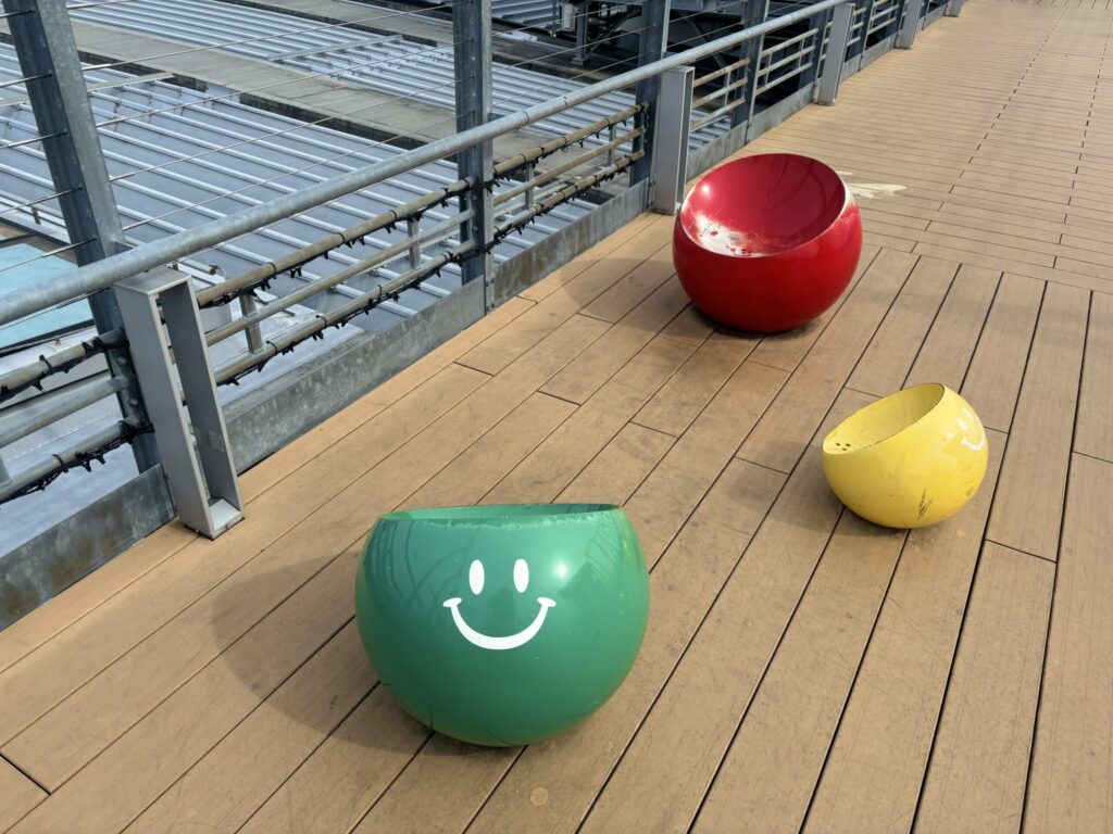 テラス内にたくさんある、いろんな色のニコニコマーク