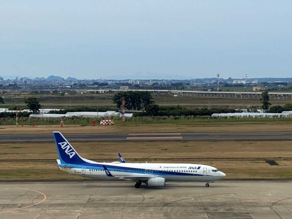 展望テラスから見た、仙台空港を出発する飛行機。