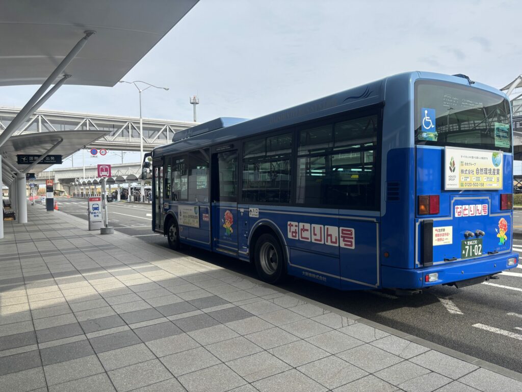 バス停に停まっている路線バス