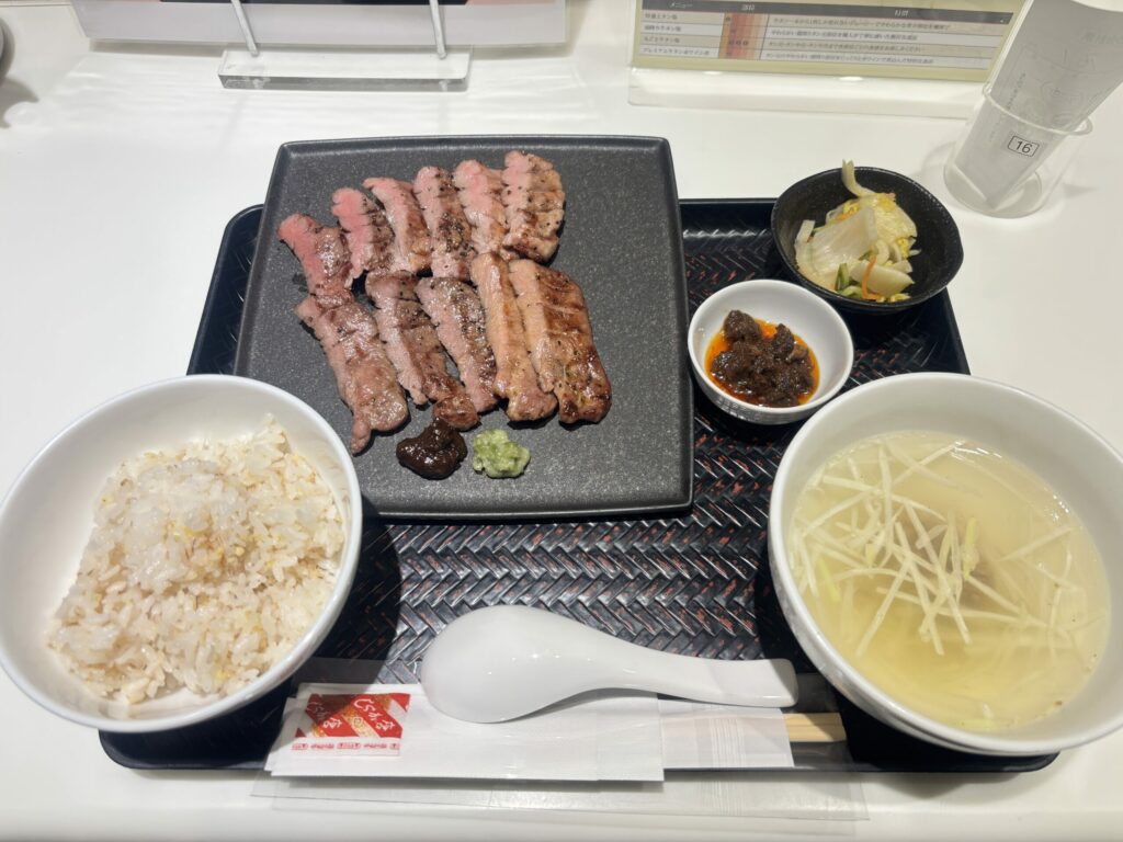期間限定メニューの「丸ごと牛タン塩定食」