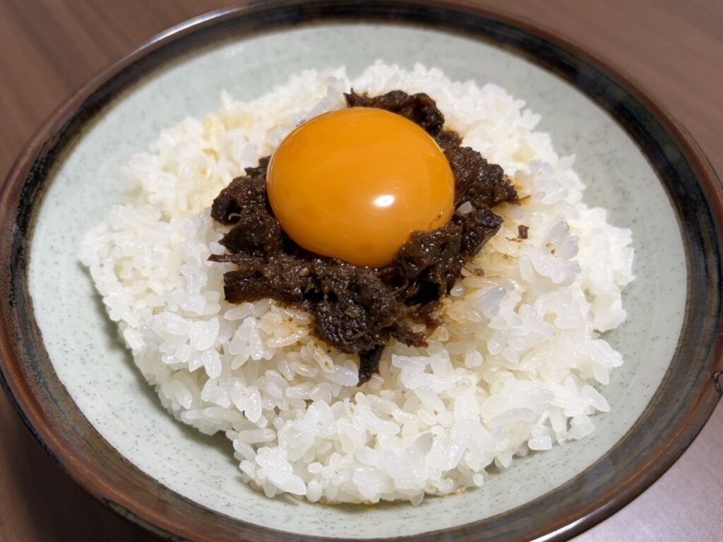 ご飯の上に乗せた「牛タン仙台ラー油」と卵黄