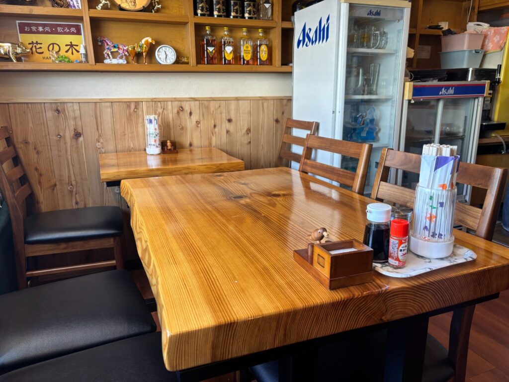 家庭的な雰囲気テーブルと店内の様子