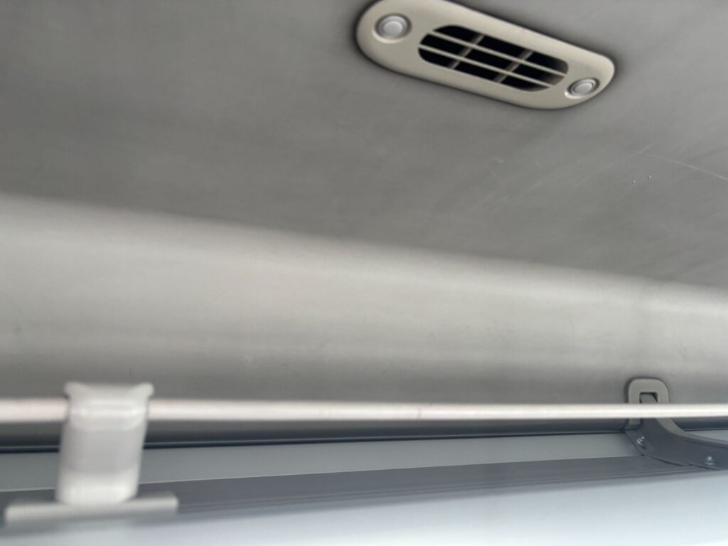 小さい荷物を置くことができる座席上置き場