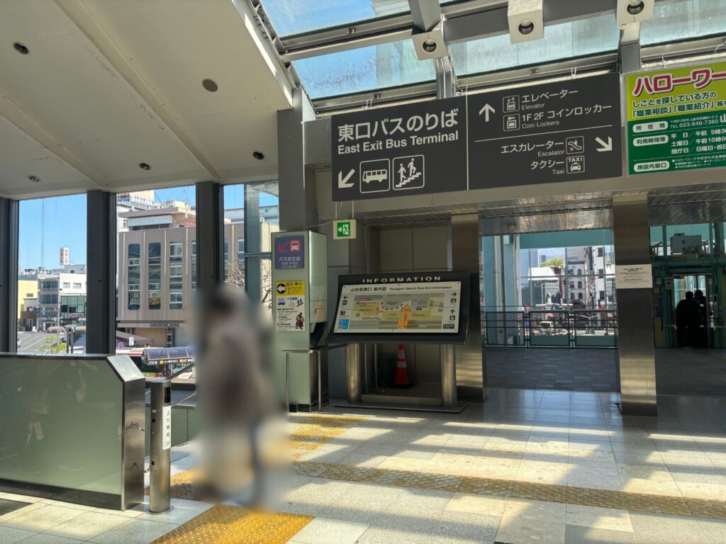 東口バスのりばへ行くための階段の表示