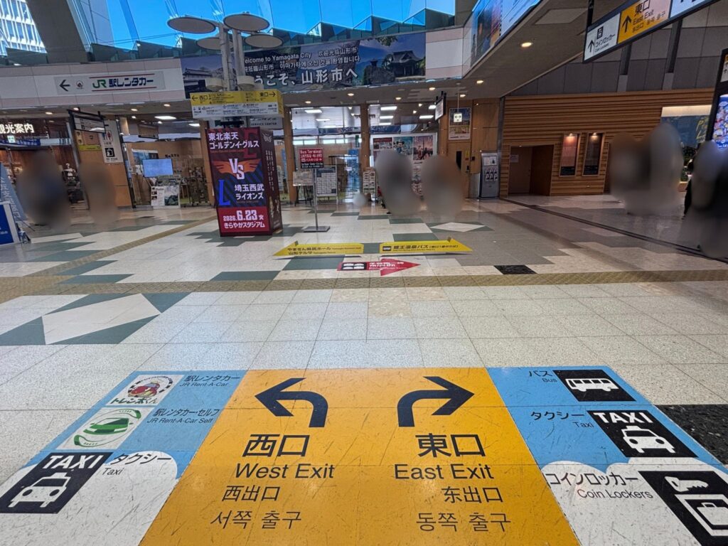 山形駅改札を出た時のバス行き場（東口）表示と周りの様子