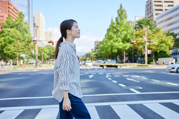 バス停へ向かう女性