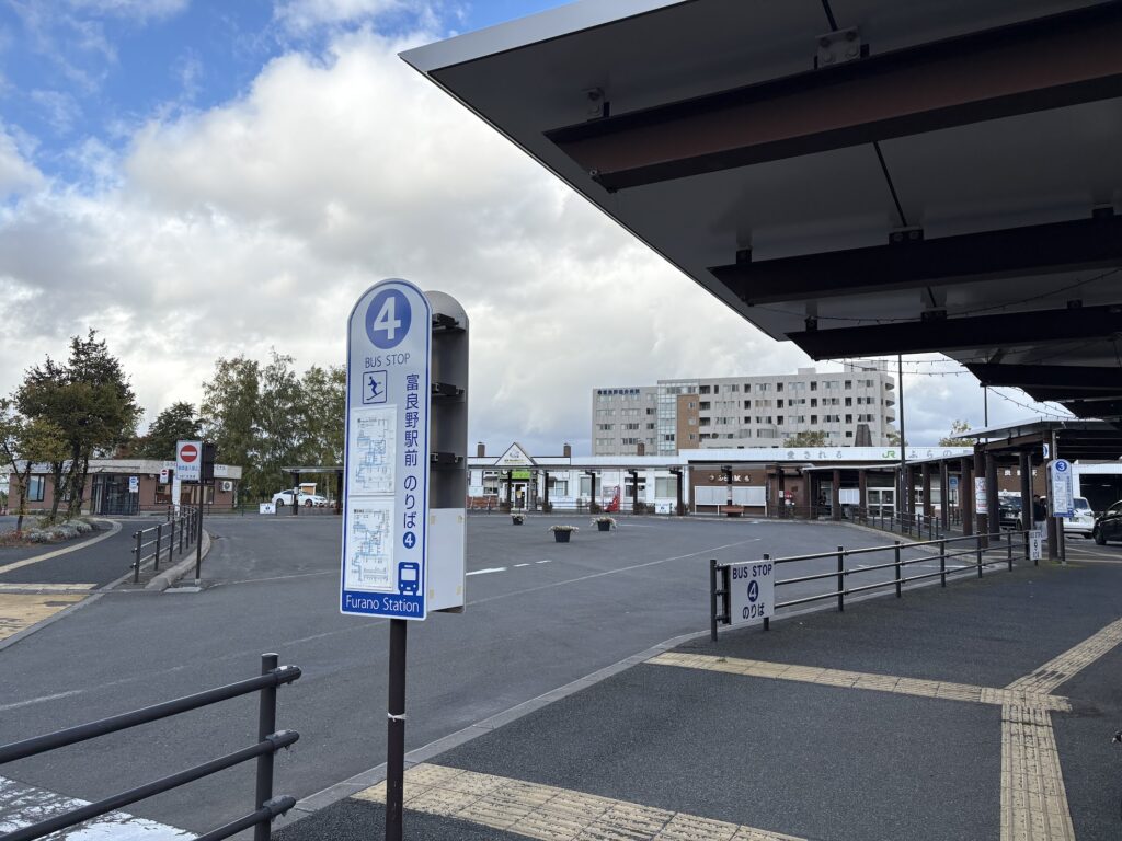 富良野駅前 4番のりばの標柱