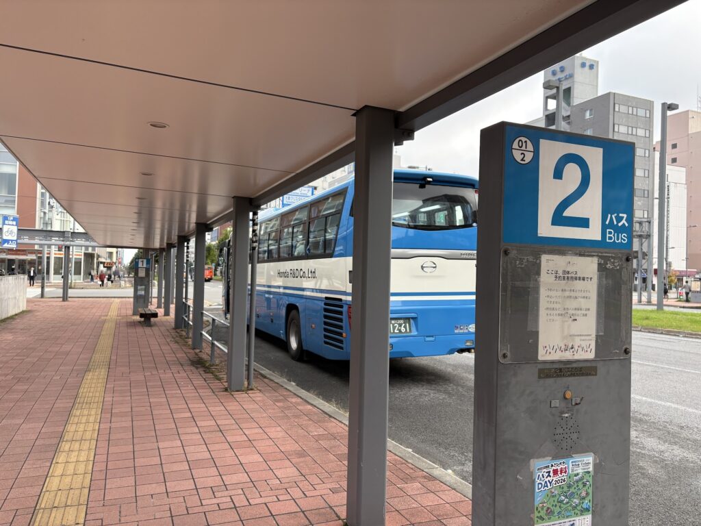 旭川駅前バスタッチの2番のりばと屋根付きの歩道