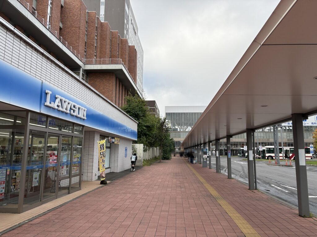 旭川駅前バスタッチ沿いのローソンと屋根付きの歩道