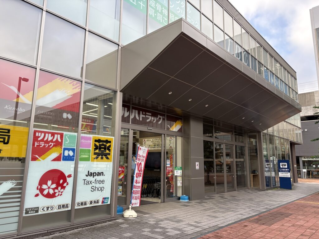 ツルハビル1階のバス案内所・待合所入口