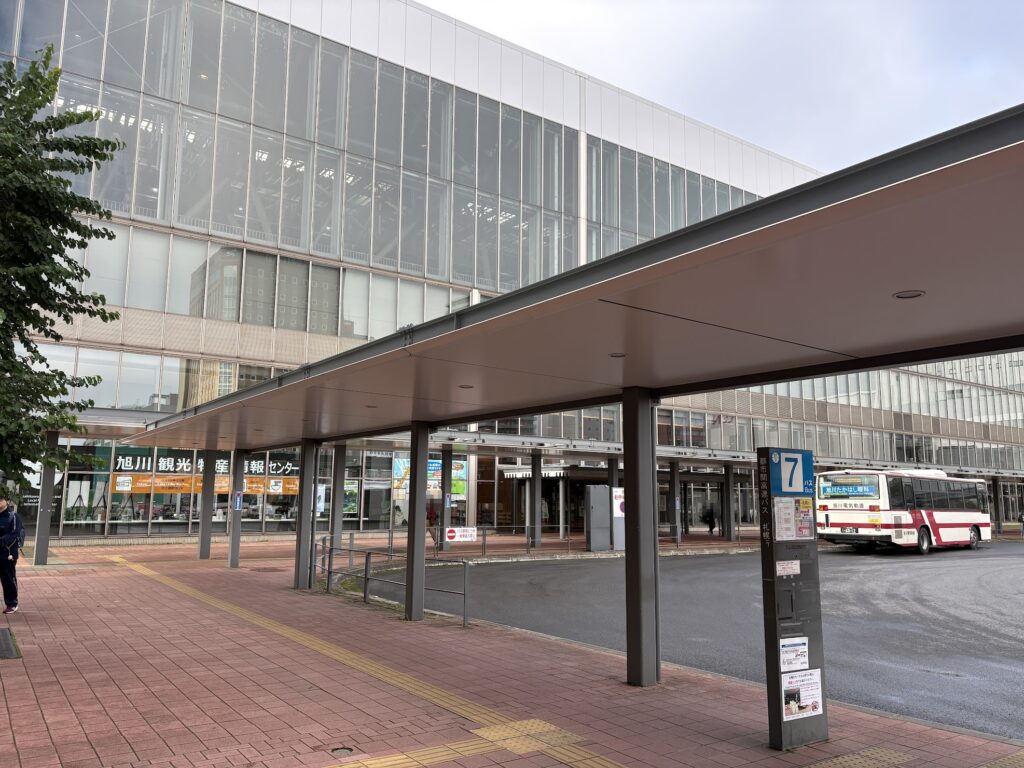 旭川駅前の7番のりば（札幌行き）