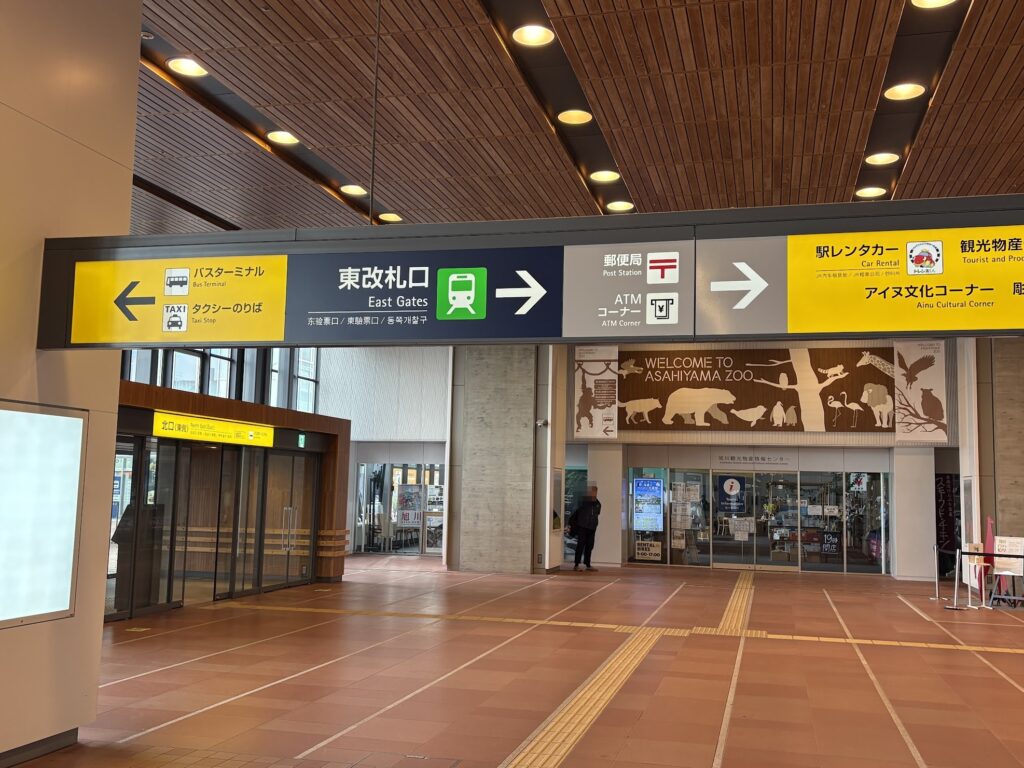 JR旭川駅構内のバスターミナル・東改札口の案内看板