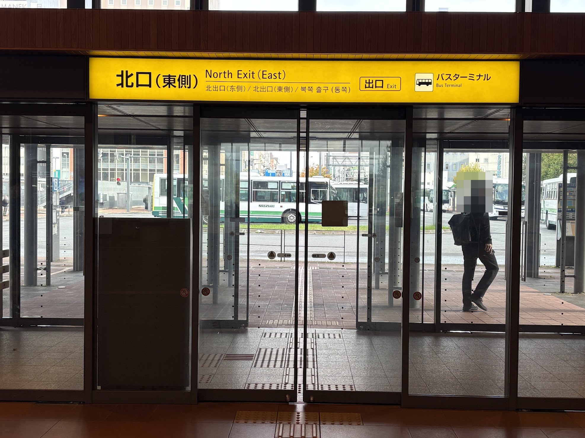 JR旭川駅の北口(東側)出口から見える旭川駅前バスターミナル