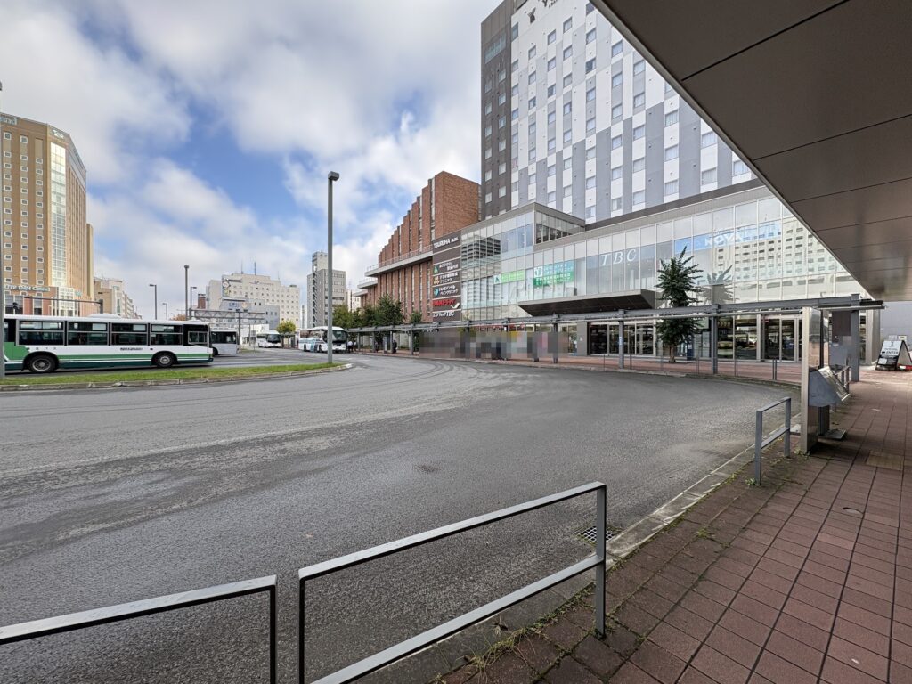 旭川駅前バスタッチのロータリーとのりばの屋根