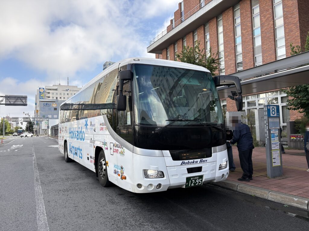 旭川駅前8番のりばに停車する道北バスのノースライナー
