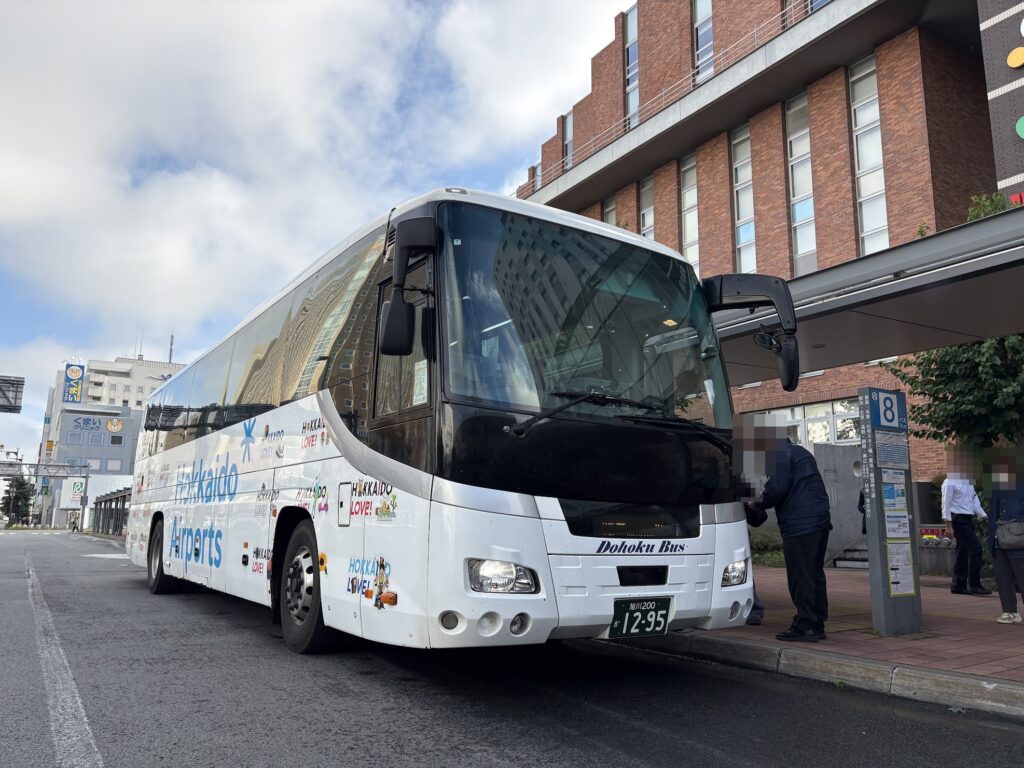 旭川駅前8番のりばで乗車案内をする道北バスの乗務員とノースライナー