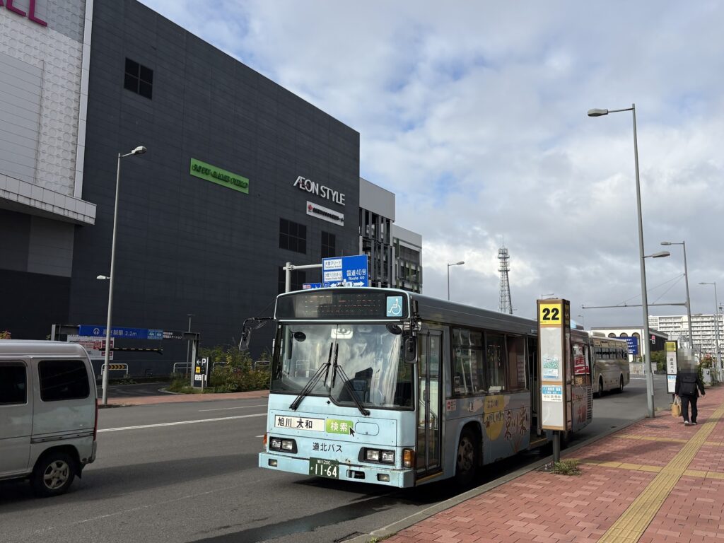 イオンモール旭川駅前の前にある22番のりばに停車する道北バス