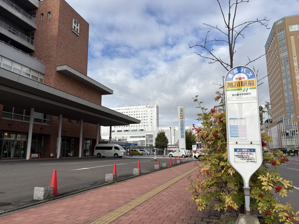 26番のりば「旭川駅前」と歩道