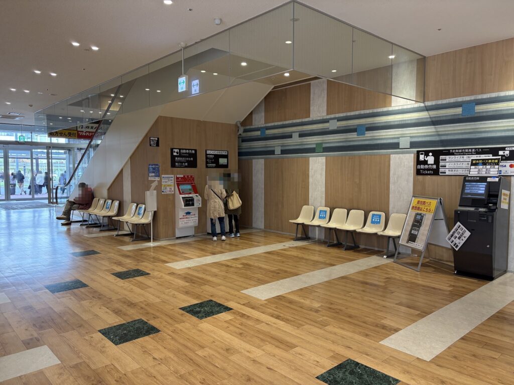 バスの待合所と予約制都市間高速バスの自動券売機