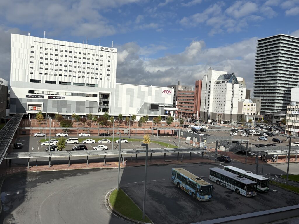 旭川駅前の広場とイオンモール旭川駅前・JRイン旭川