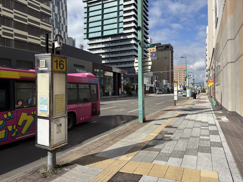 16・17番のりば「1条8丁目」の標柱と歩道